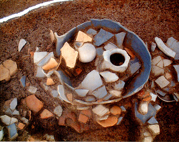 溝に埋められた甕の写真