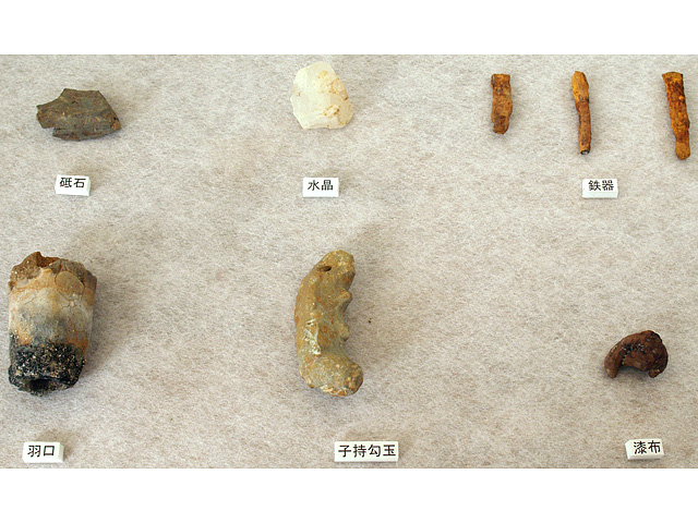 写真：砥石／水晶／鉄器／羽口／子持勾玉／漆布