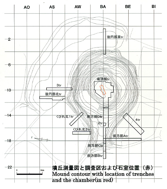 墳丘測量図と調査区および石室位置（赤）
