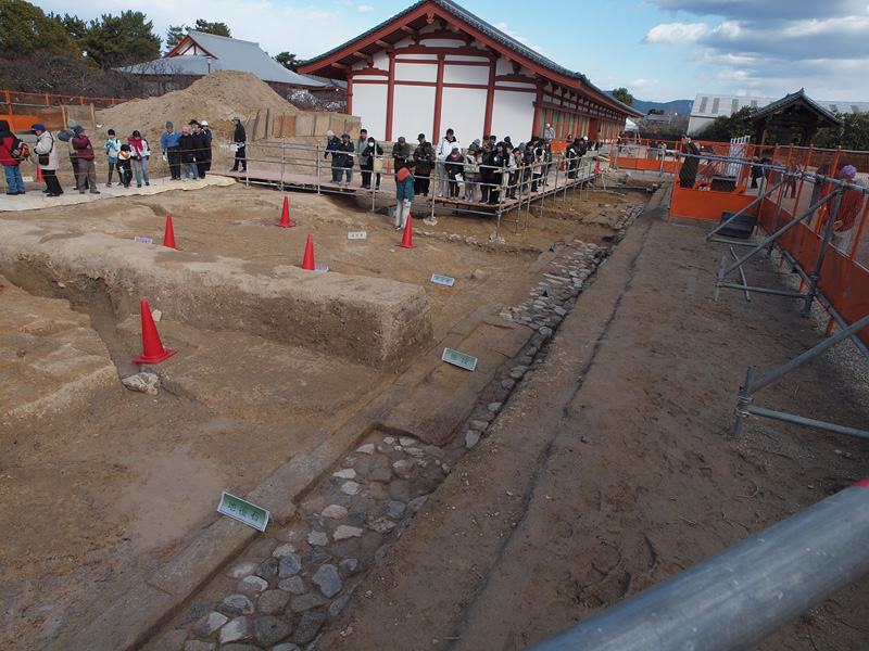 石敷、地覆石　南西から