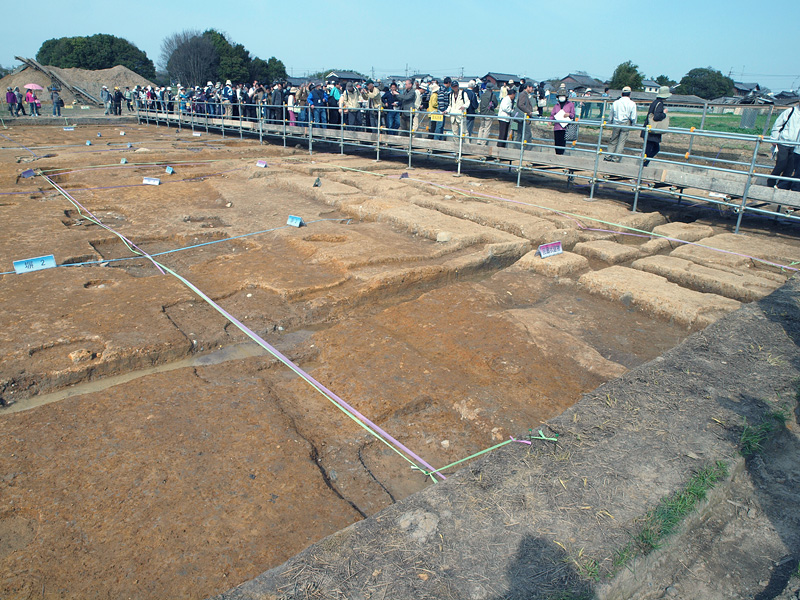 回廊状建物　南から