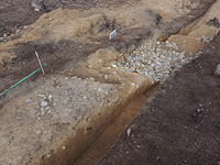 B発掘区　3段目斜面から1段目平坦面のトレンチ　2段目平坦面と2段目斜面葺石