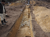 B発掘区　北東部のトレンチ　基底石