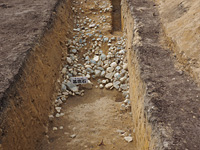 B発掘区　北東部のトレンチ　基底石