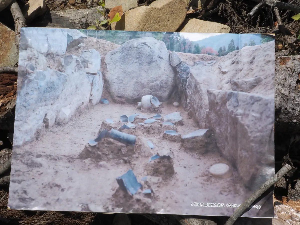 写真：5号墳遺物出土状況